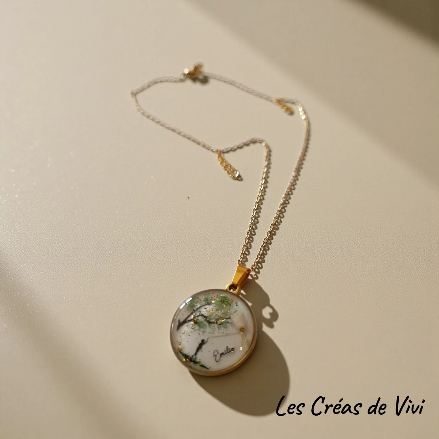 Pendentif Souvenir Dent de Lait & Cheveux – Collier Personnalisé Enfant – Acier Doré/Argenté – Prénom Inclus – Fleurs au Choix