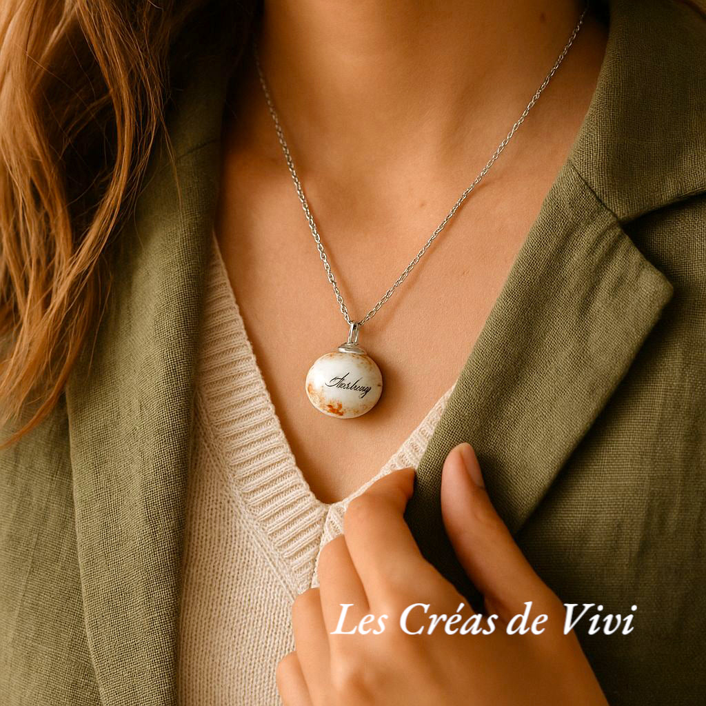Collier artisanal “Boule de verre” avec résine personnalisable – Cheveux & prénom