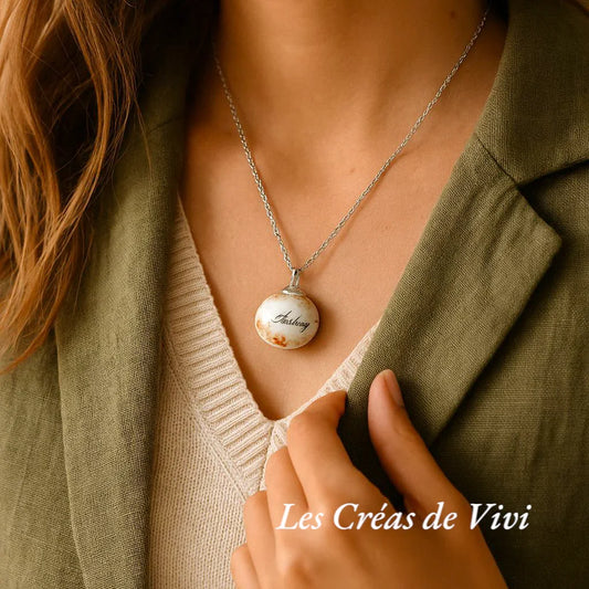 Collier artisanal “Boule de verre” avec résine personnalisable – Cheveux & prénom personnalisé