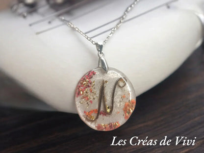 Pendentif personnalisé inoxydable – Lettre en cheveux & fleurs séchées