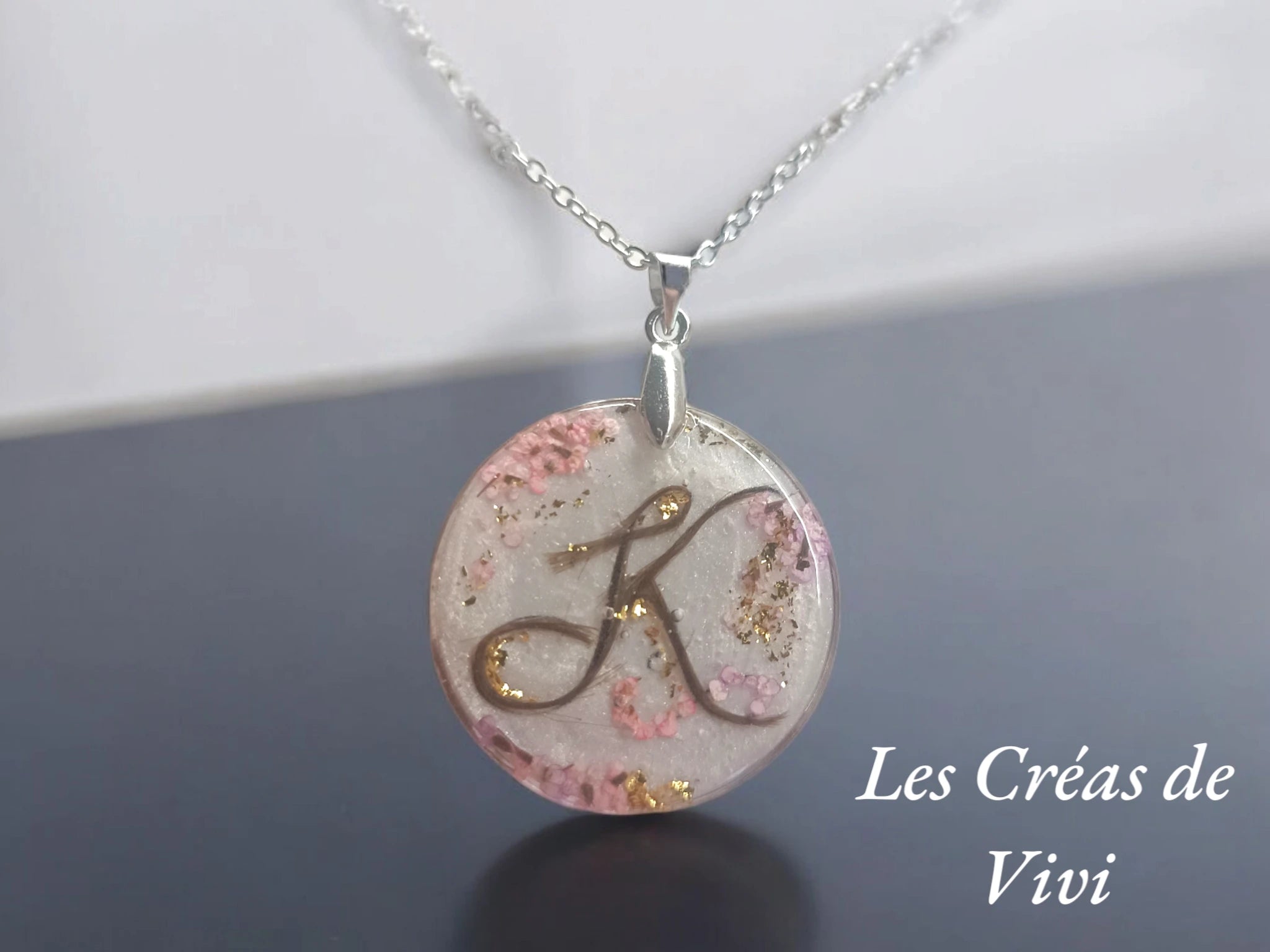 Pendentif personnalisé en acier inoxydable – Lettre en cheveux & fleurs séchées
