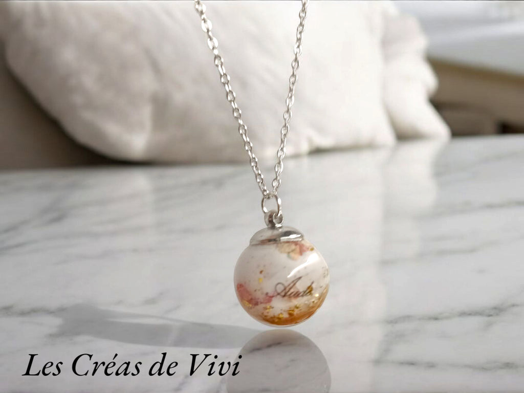 Collier artisanal “Boule de verre” avec résine personnalisable – Cheveux & prénom