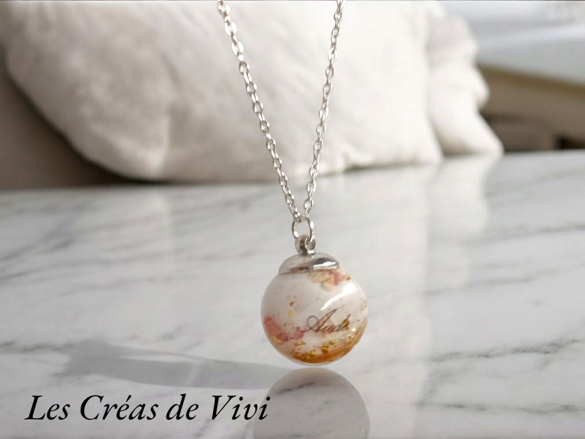 Collier artisanal “Boule de verre” avec résine personnalisable – Cheveux & prénom