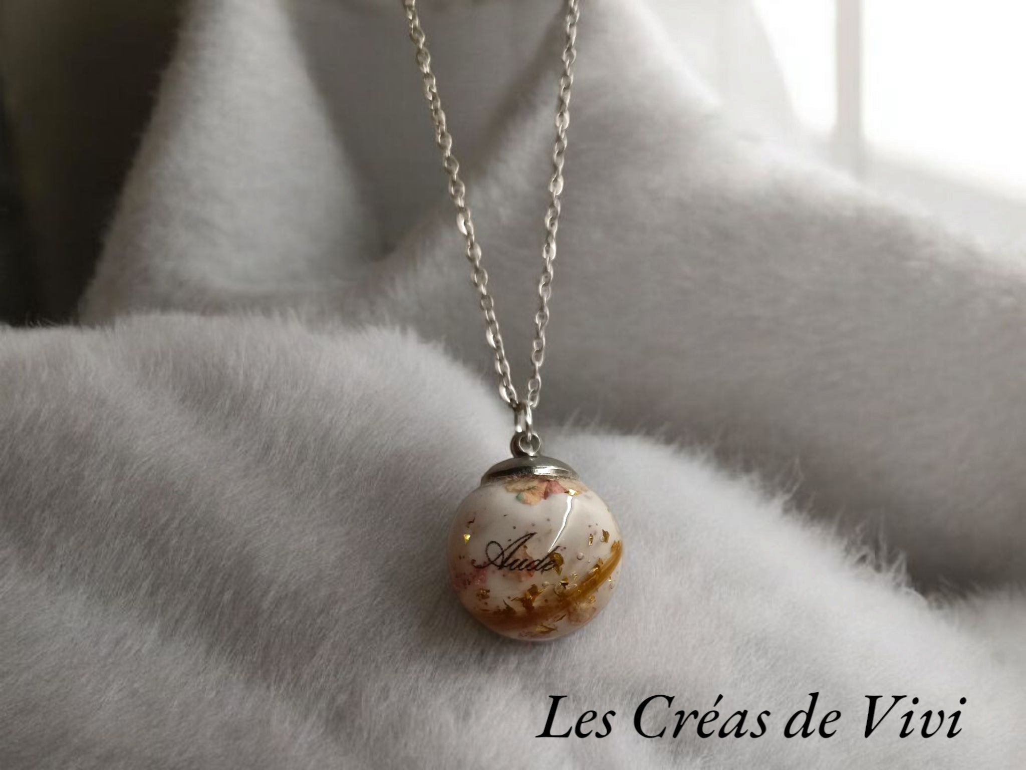Collier artisanal “Boule de verre” avec résine personnalisable – Cheveux & prénom