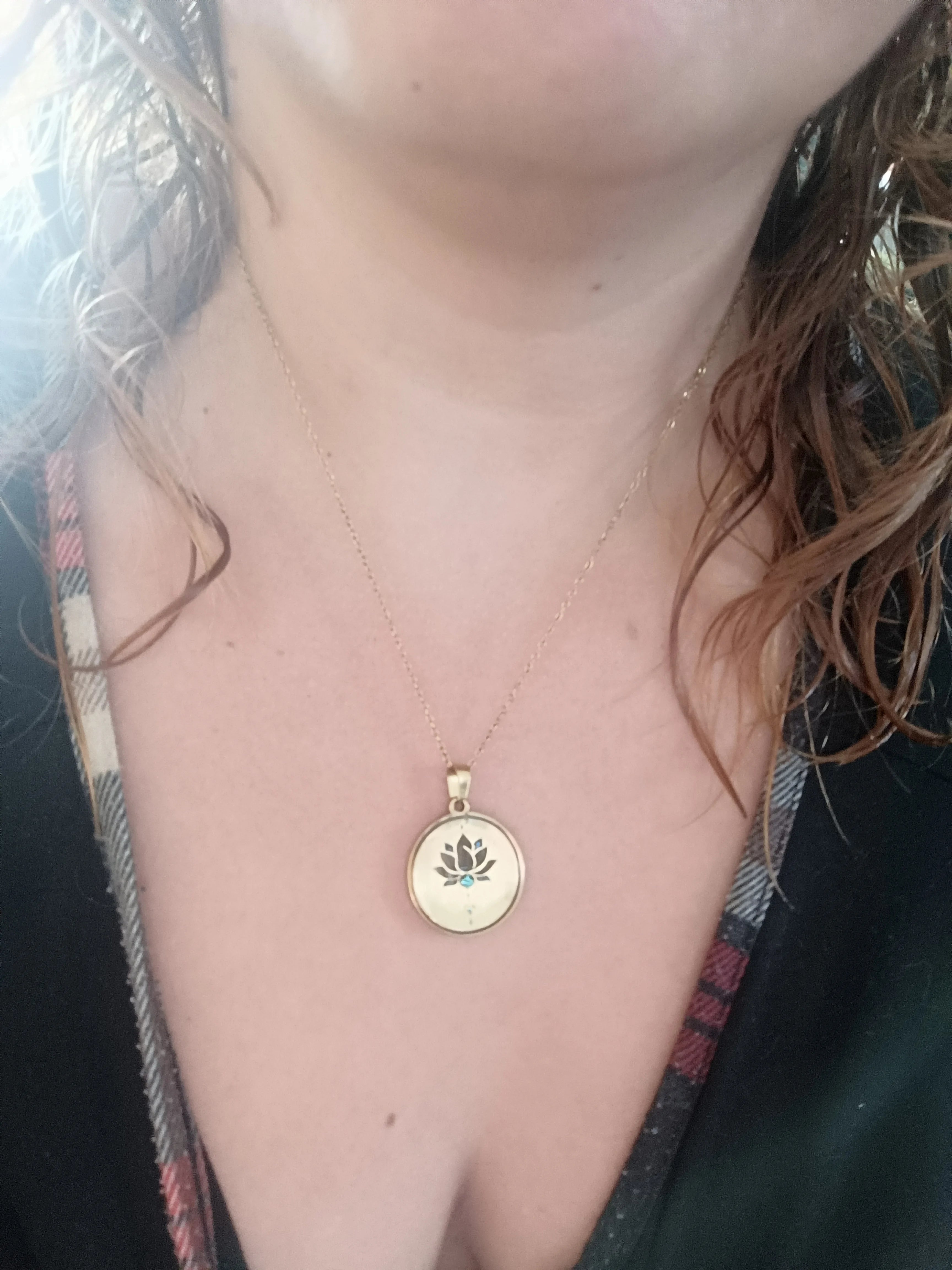 Pendentif souvenir unique : 19 motifs symboliques + 1 modèle personnalisable (supplément 15 €), mèche de cheveux discrète, acier doré ou argenté.