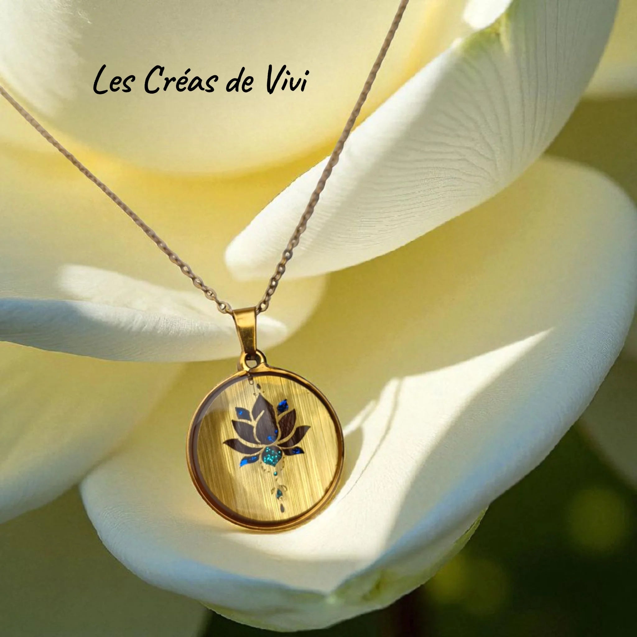 Pendentif souvenir unique : 19 motifs symboliques + 1 modèle personnalisable (supplément 15 €), mèche de cheveux discrète, acier doré ou argenté.
