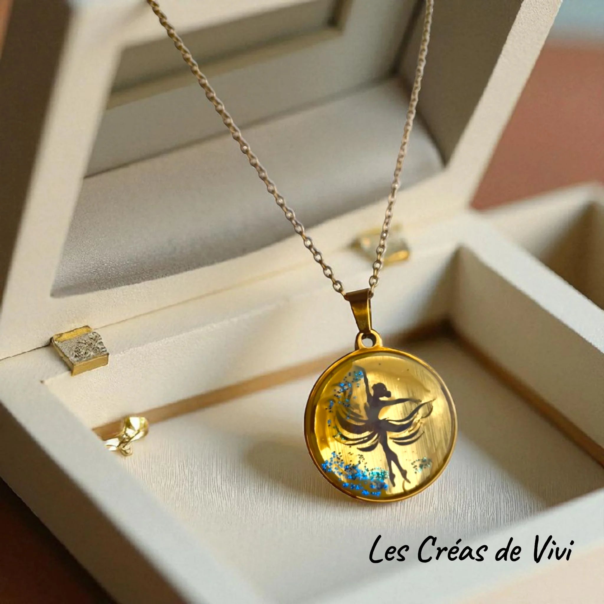 Pendentif souvenir unique : 19 motifs symboliques + 1 modèle personnalisable (supplément 15 €), mèche de cheveux discrète, acier doré ou argenté.