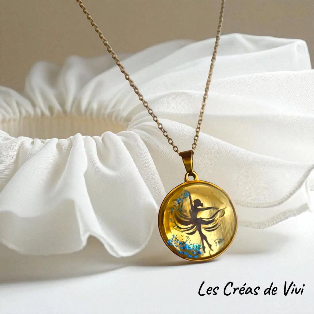 Pendentif souvenir unique : 19 motifs symboliques + 1 modèle personnalisable (supplément 15 €), mèche de cheveux discrète, acier doré ou argenté.