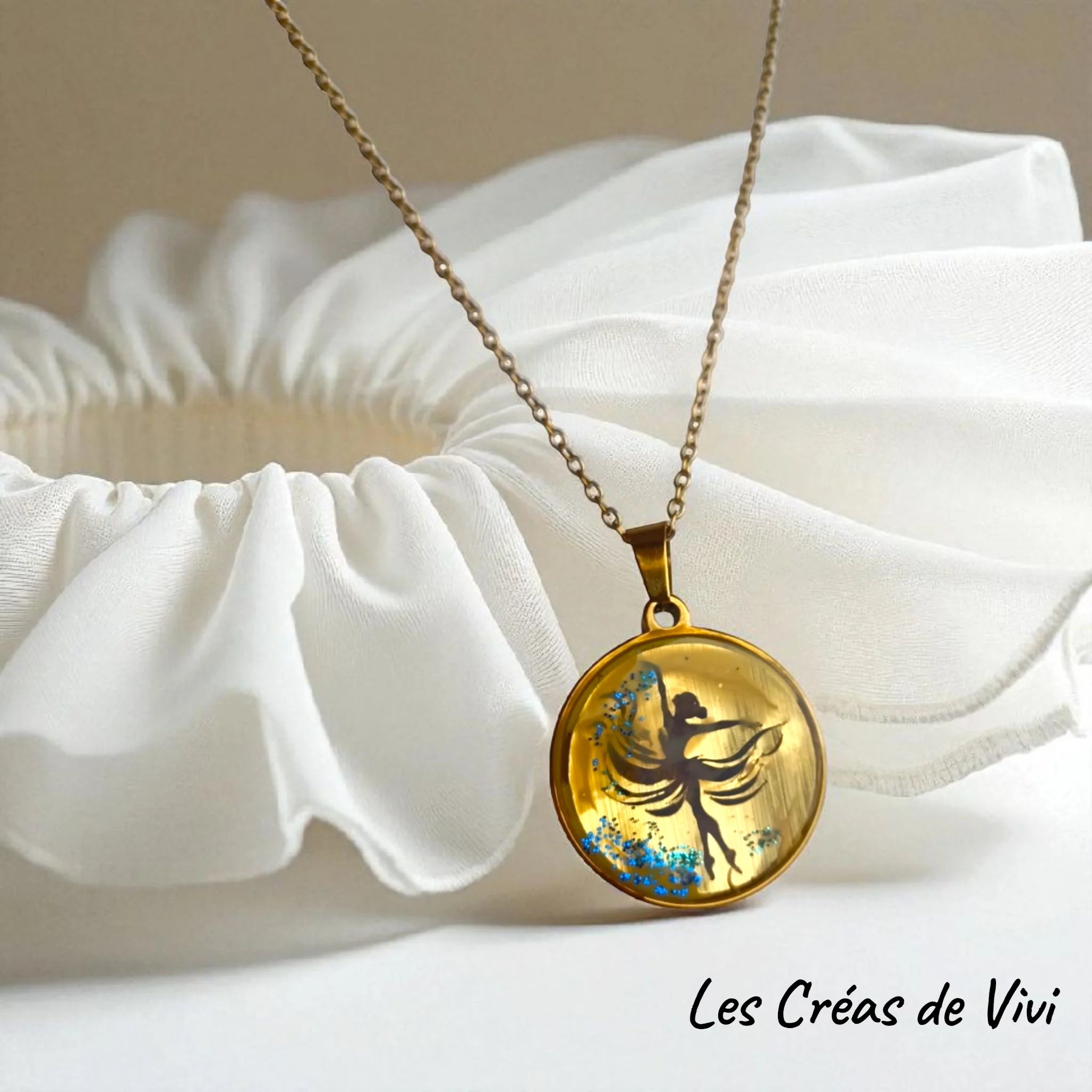 Pendentif souvenir unique : 19 motifs symboliques + 1 modèle personnalisable (supplément 15 €), mèche de cheveux discrète, acier doré ou argenté.