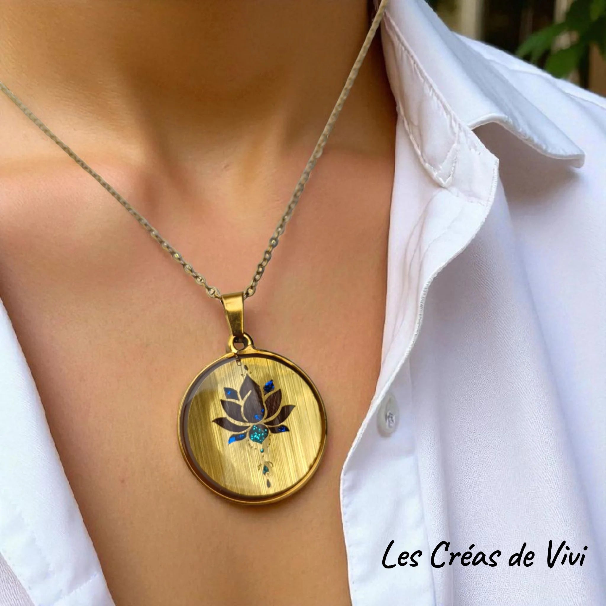 Pendentif souvenir unique : 19 motifs symboliques + 1 modèle personnalisable (supplément 15 €), mèche de cheveux discrète, acier doré ou argenté.