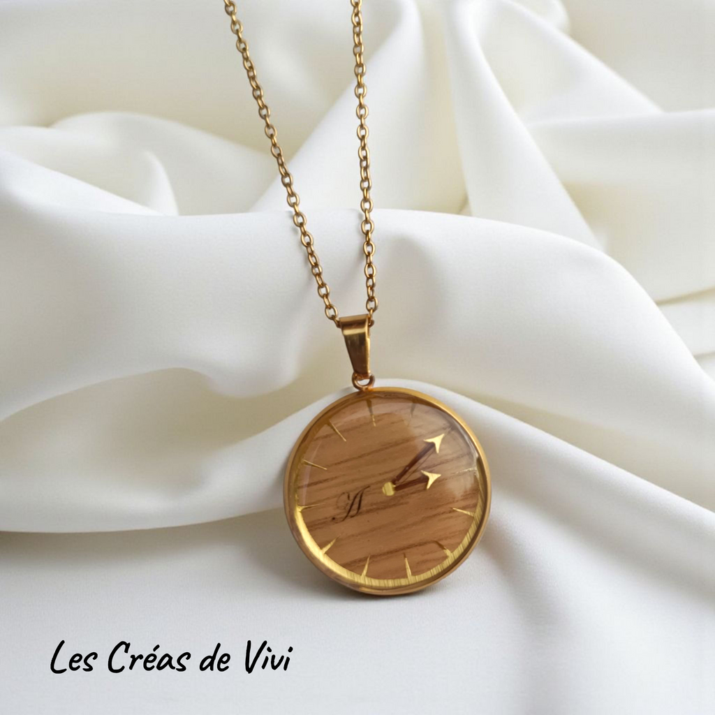 Pendentif personnalisé en acier inoxydable doré ou argenté - Aiguilles en mèche de cheveux et fond bois (3 coloris)