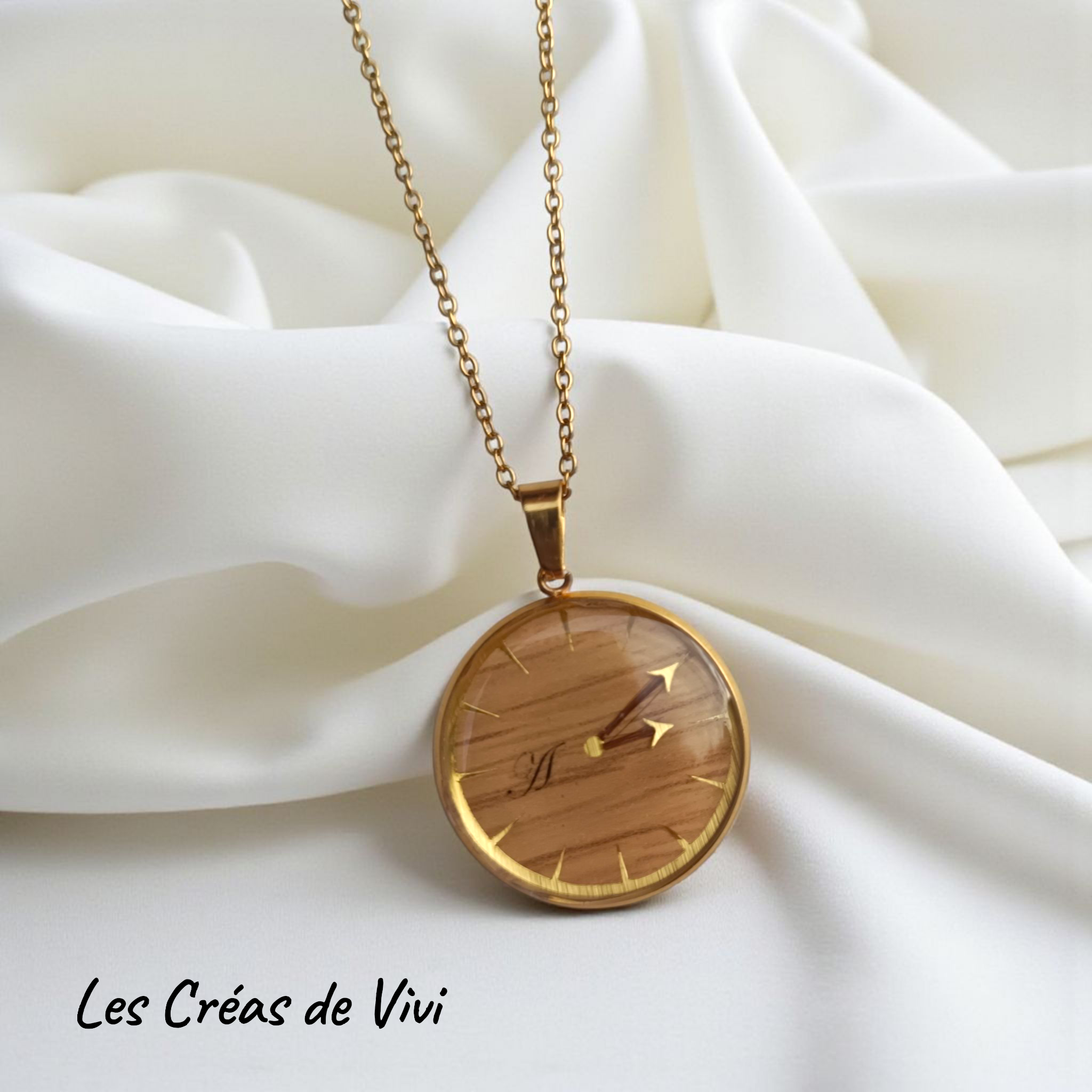Pendentif personnalisé en acier inoxydable doré ou argenté - Aiguilles en mèche de cheveux et fond bois (3 coloris)