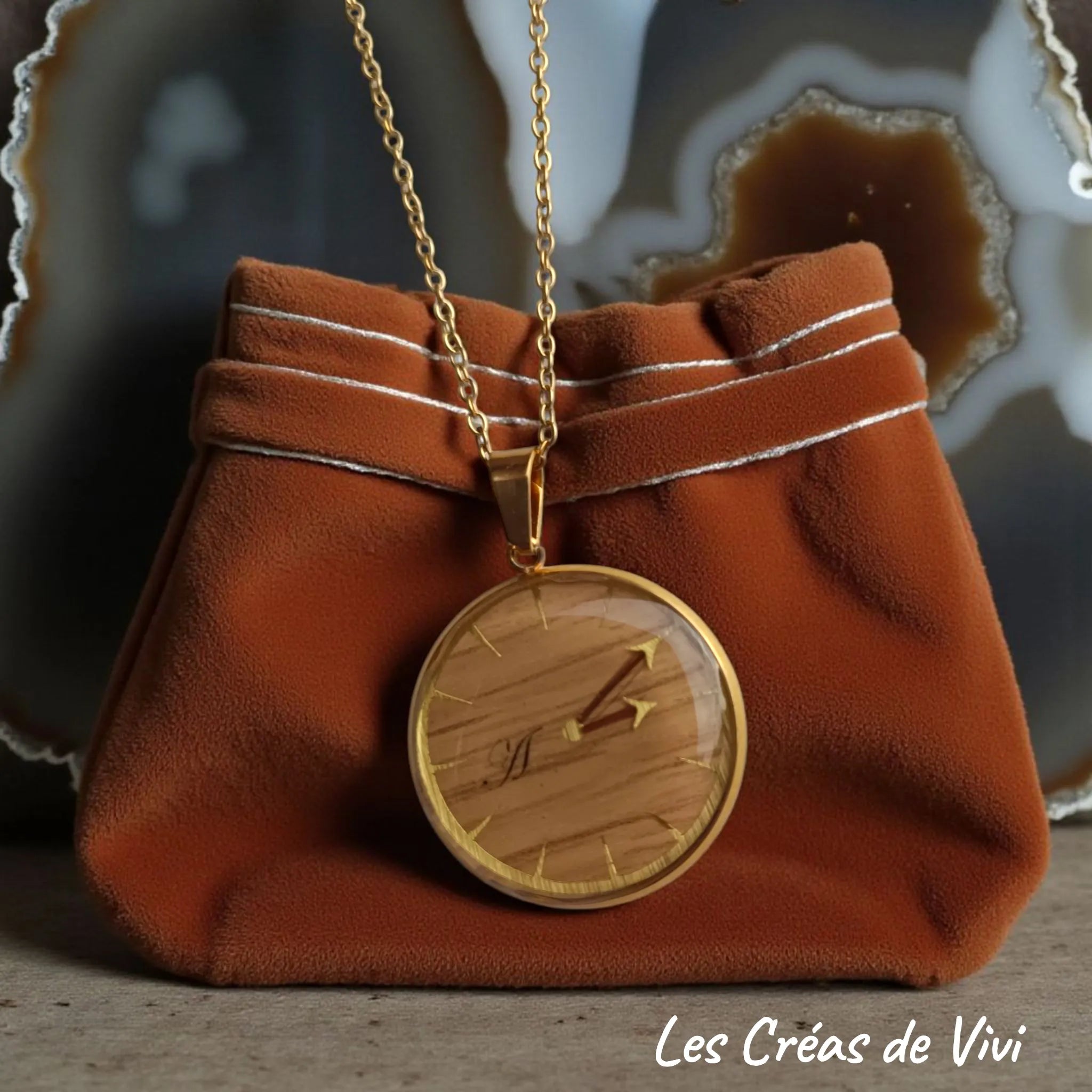 Pendentif personnalisé en acier inoxydable doré ou argenté - Aiguilles en mèche de cheveux et fond bois (3 coloris)