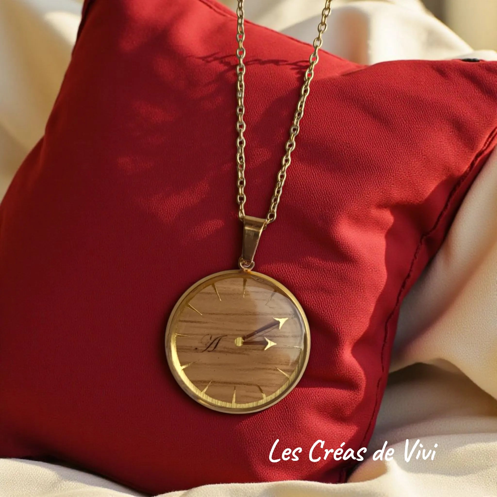 Pendentif personnalisé en acier inoxydable doré ou argenté - Aiguilles en mèche de cheveux et fond bois (3 coloris)