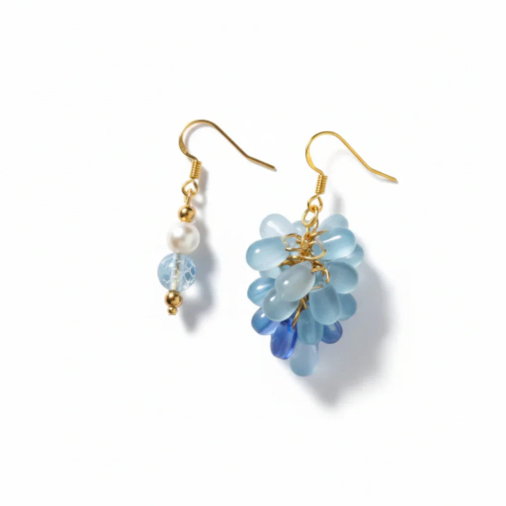 Boucles d’oreilles “Grappe dépareillée bleue”