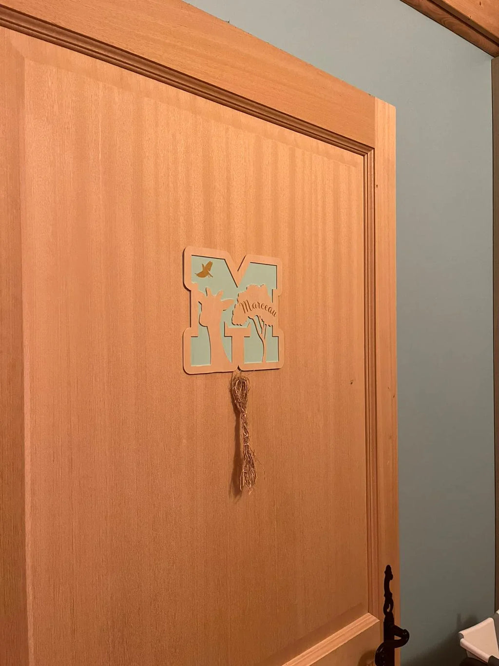 Plaque Lettre Enfant Personnalisée – Animal Jungle au Choix – Prénom en Vinyle Doré – Décoration Chambre Bébé – 19×19 cm