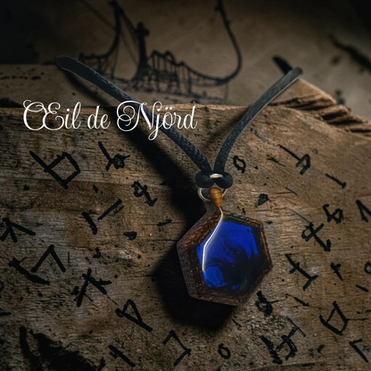 Talisman Nordique en Chêne – Collection Éclats des Neuf Mondes