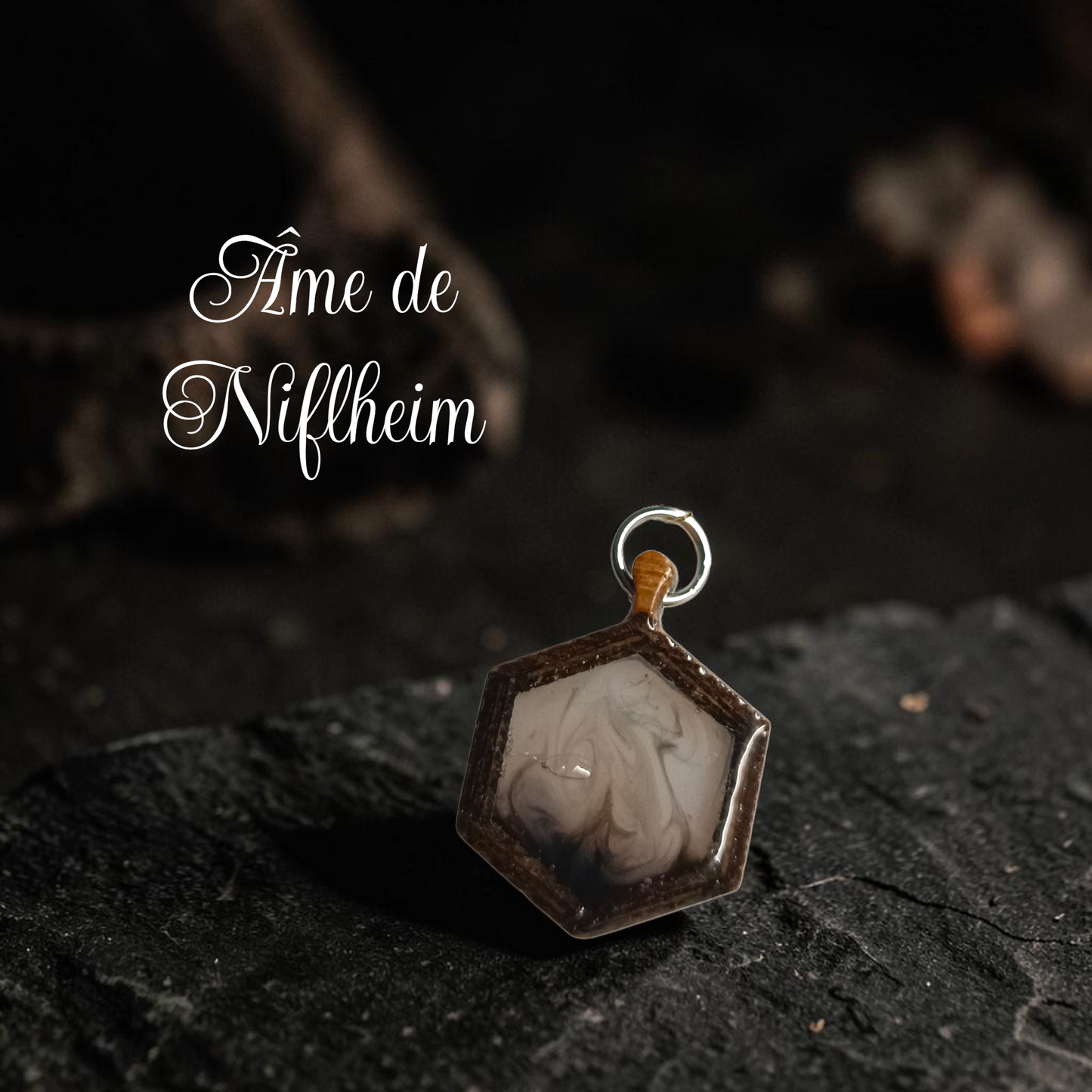 Talisman Nordique en Chêne – Collection Éclats des Neuf Mondes