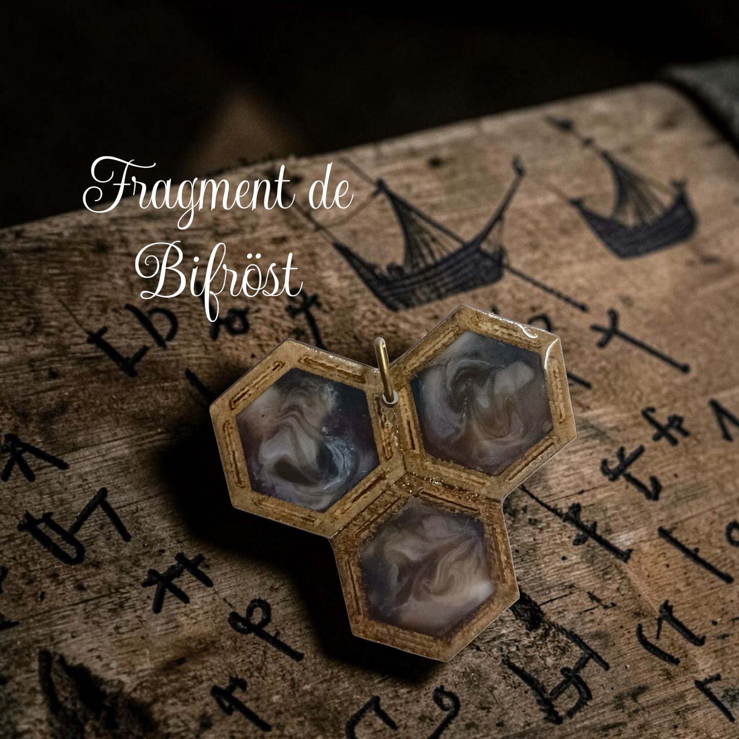 Talisman Nordique en Chêne – Collection Éclats des Neuf Mondes