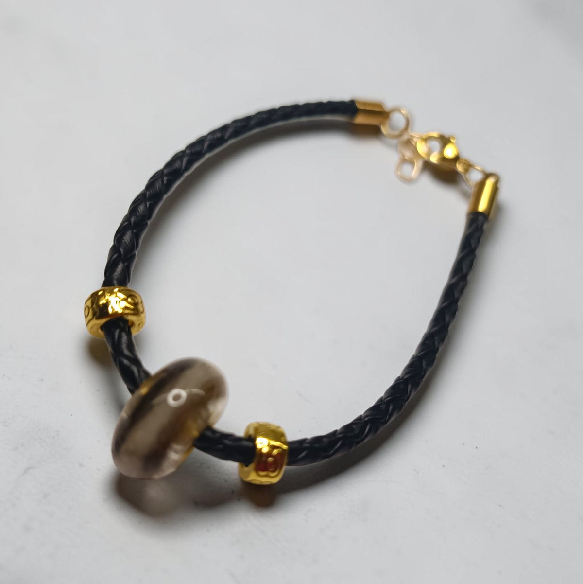 Bracelet en cuir avec perle en résine personnalisée – Mèche de cheveux intégrée